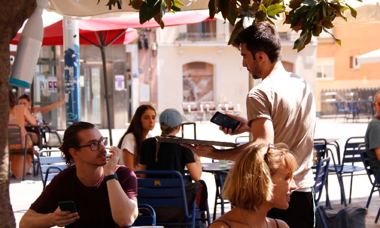 ⛔️"L’eterna lluita contra la precarietat en el sector turístic".  Article de <a href="/FrancasGuillem/">Guillem Francàs</a> a @liniaxarxa amb declaracions de @carlizcara d'Alba Sud i Paco Galvan de <a href="/ccoo_serveiscat/">CCOO Serveis Catalunya</a>.  
liniaxarxa.cat/liniaeixample/…