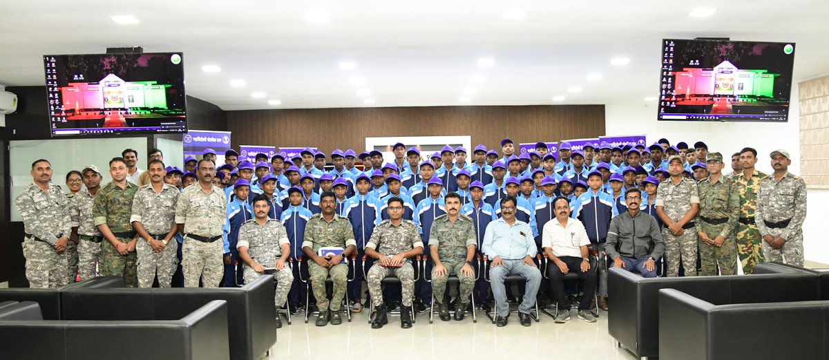 SP_GADCHIROLI's tweet photo. गडचिरोली जिल्ह्यातील अतिदुर्गम भागातील विद्यार्थ्यांसाठी पावसाळी शिबिराचे आयोजन करण्यात आले यावेळी विद्यार्थानाना शिबिरासाठीचे आवश्यक साहित्य देउन एकूण ८६ विद्यार्थ्यांना शिबिरासाठी रवाना करण्यात आले

#GadchiroliPolice #studentscamp https://t.co/H0LPeyDYRe