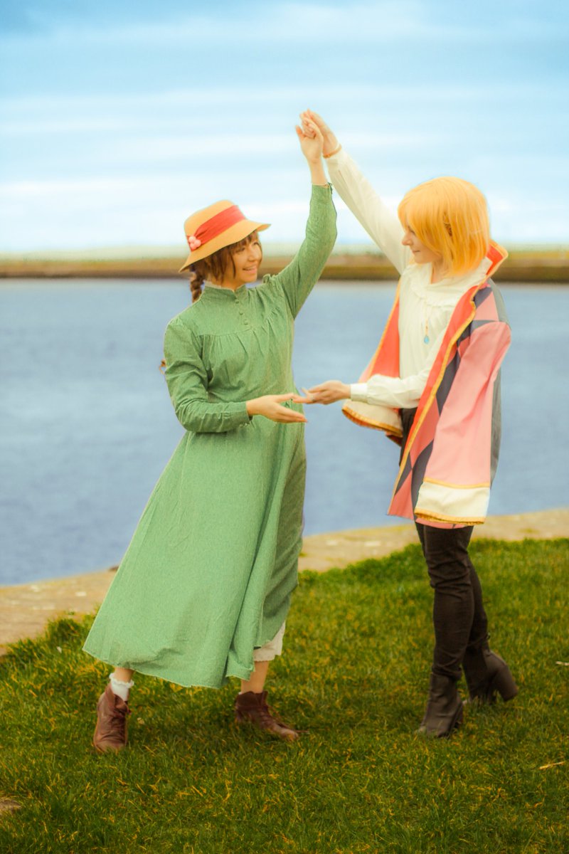 SHSCosplay's tweet photo. Stay with me✨

Sophie is @A_Inconformada
Howl myself
Howl cosplay: @dokidokicostume
Photo by @kira_kirira

#howlsmovingcastle #howlpendragon 
#ハウルの動く城 #ハウル #ハウソフィ #하울의움직이는성 #howlandsofie #sofieandhowl #akumakon #akumakon2023 https://t.co/t7WBmdjqWm