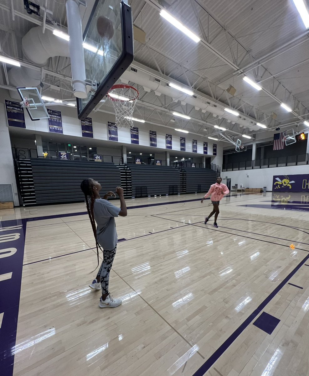 NKC_Girls_Bball's tweet photo. Newton sisters putting in some work bright and early on this wonderful Wednesday
#HardWorkPaysOff #preseason #letsgetit #Hornetsbball https://t.co/X4MUg4PgS9