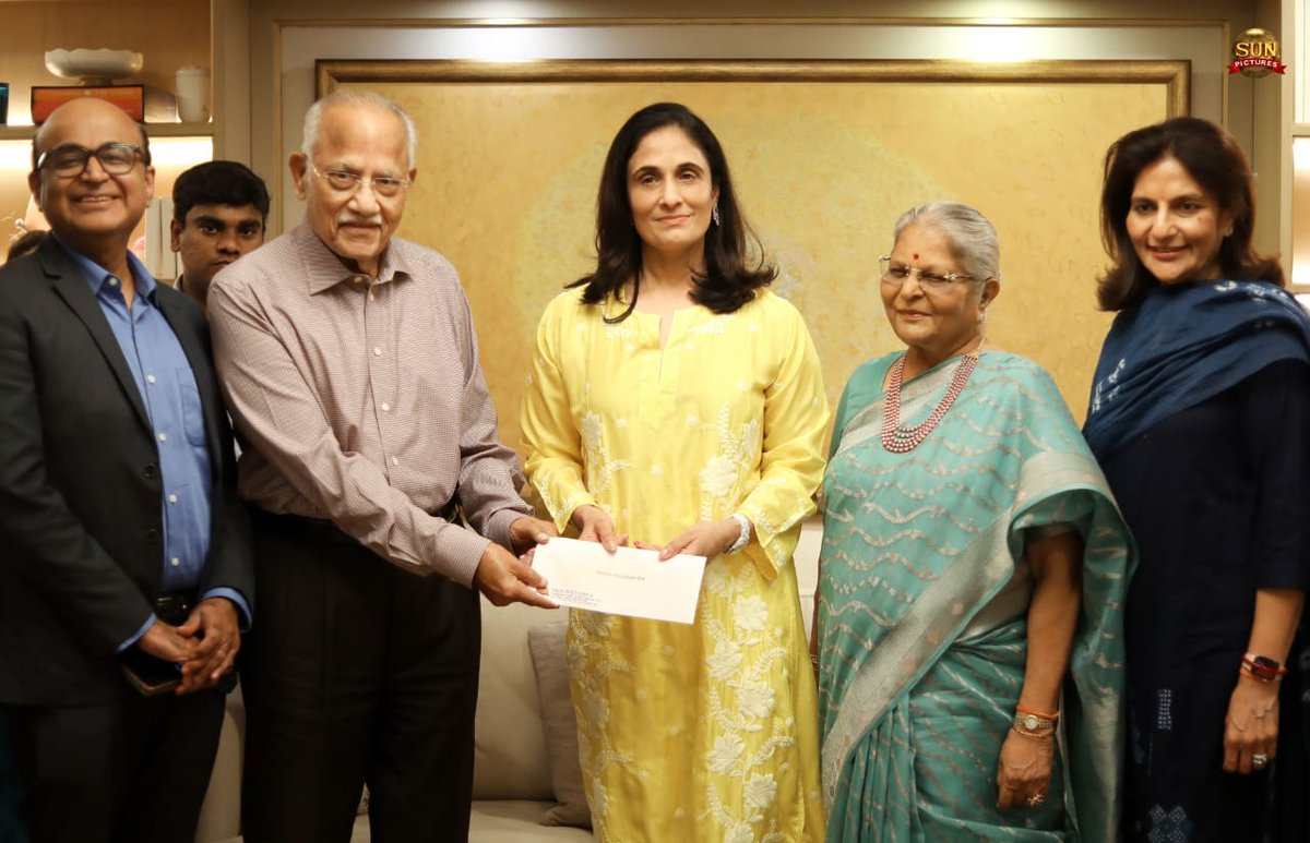 NammaTimepass's tweet photo. On behalf of #SunPictures, Mrs. #KaveryKalanithi handed over a cheque for Rs.1 Crore to Dr. Prathap Reddy, Chairman, Apollo Hospitals, towards heart surgery for 100 under privileged children.

#Jailer
#JailerSuccessCelebrations
 @RIAZtheboss @V4umedia_ https://t.co/OJ3PazoLQy