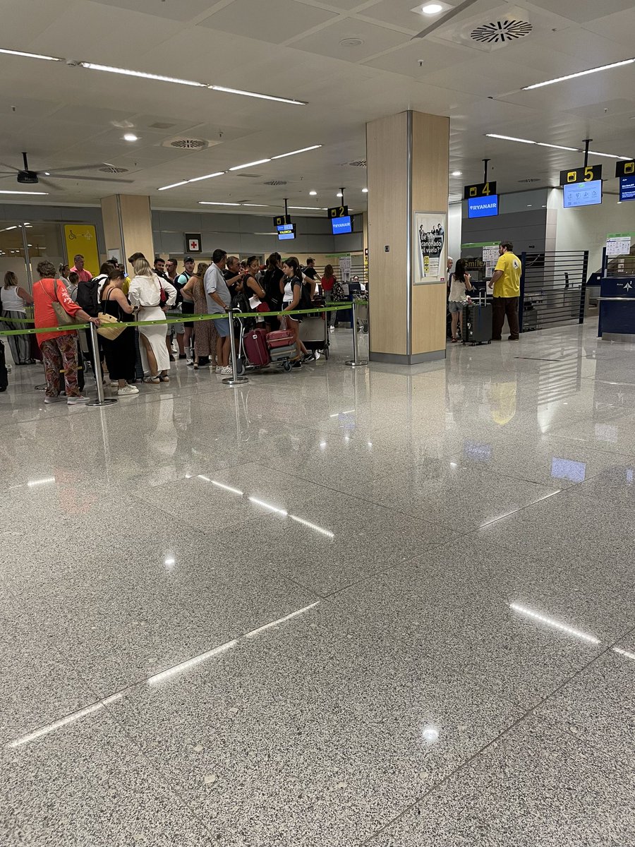 dkyne's tweet photo. Another day, another needless @Ryanair hour-long wait. Check-in online, pay for cabin bags still have to Q if non-EU passport for “Visa Check” - made up @Ryanair rule, no other airline requires. Why? https://t.co/FQpIilXQFq