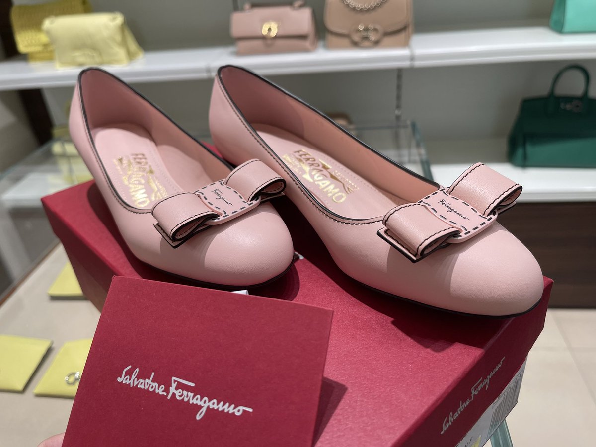 绿夫奴<a href="/xiaolvmao888/">Sici的小绿</a> 说我应该更新👙了，逛着逛着就买了菲拉格慕。
性感的👠有，温柔淑女型的鞋，也要有。#高跟鞋 #女s #妻主 #红杏妻 #夫奴 #绿夫奴