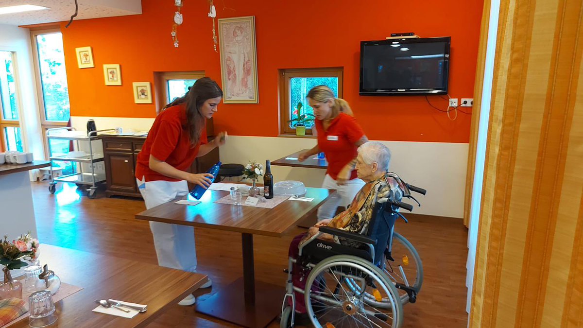 SeehoferSusanne's tweet photo. 1) Heute ging’s für mich ins Praktikum ins Altenheim. Um 4 Uhr hat der Wecker geklingelt ⏰ Schichtbeginn 05.30 Uhr - Dokumentation, Arzneimittel vorbereiten, Bewohner waschen und anziehen, gemeinsames Frühstück, und ständig klingelt das Notruftelefon. https://t.co/KrAhWnMyNd