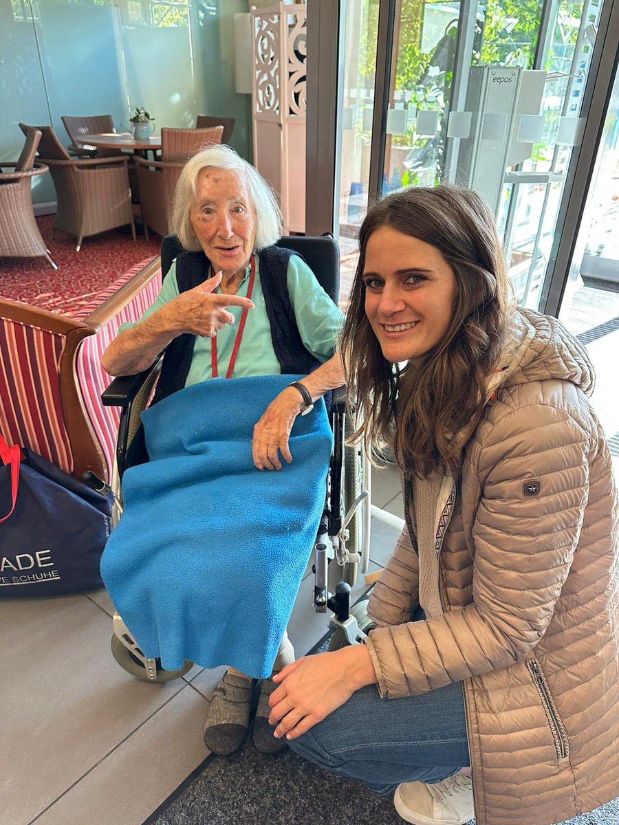 1) Heute ging’s für mich ins Praktikum ins Altenheim. Um 4 Uhr hat der Wecker geklingelt ⏰ Schichtbeginn 05.30 Uhr - Dokumentation, Arzneimittel vorbereiten, Bewohner waschen und anziehen, gemeinsames Frühstück, und ständig klingelt das Notruftelefon.