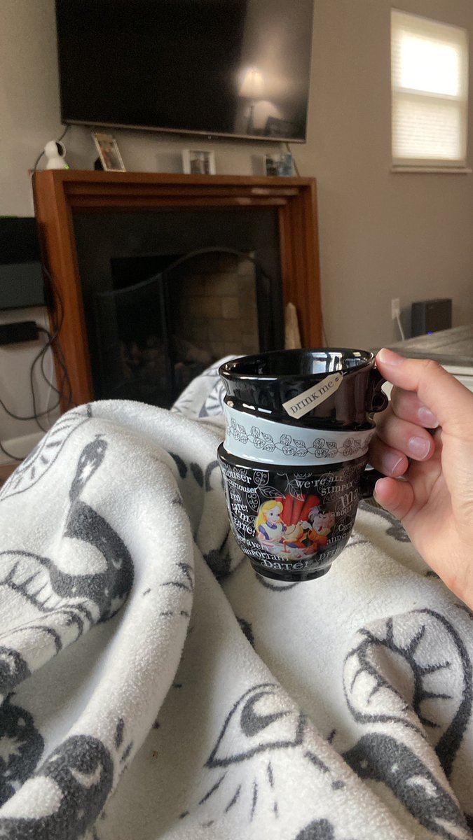 Another morning off to balance my hours…so crazy we do that! Definitely not complaining though. Enjoying my coffee in my assortment of cool mugs, clinic life is treating me good ☺️ <a href="/ATCoffeeCrew/">AT Coffee Crew</a> #ATtwitter #Coffee