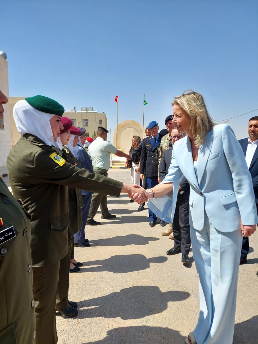NLinJordan's tweet image. During her visit to 🇯🇴, 🇳🇱 @DefensieMin Kajsa Ollongren met with Prime Minister &amp;amp; Minister of Defense, @BisherKhasawneh to discuss cooperation in the defense sector. 
She also toured the Military Women’s Training Center &amp;amp; attended part of a training session for women officers.