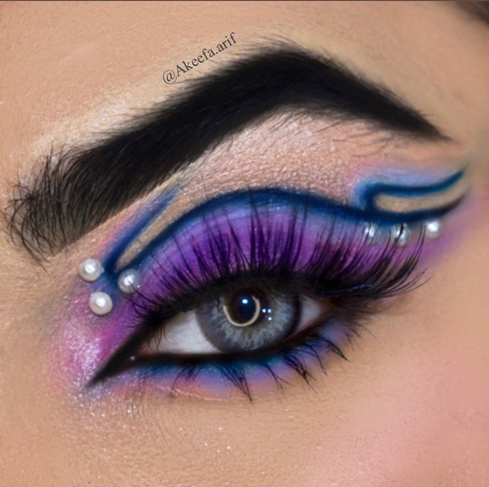 AkeefaM's tweet photo. Eyebase : @ColourPopCo 
Eyeshadow @MorpheBrushes &amp; @juviasplace 
Eyebrows @NYXCosmetics 
Mascara &amp; foundation
 @MACcosmetics
Eyelashes @ArdellBeauty 
Contact lens @ttdeye_colors 
Kajal @Inglot 
Blush @MakeupRVLTN 
#creativeeyelook #colorfullook #graphiceyeliner https://t.co/60wMVkhh8u