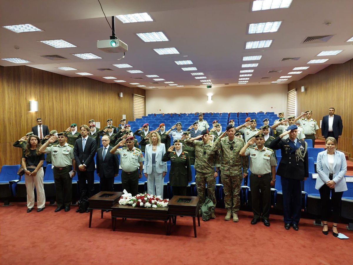 NLinJordan's tweet image. During her visit to 🇯🇴, 🇳🇱 @DefensieMin Kajsa Ollongren met with Prime Minister &amp;amp; Minister of Defense, @BisherKhasawneh to discuss cooperation in the defense sector. 
She also toured the Military Women’s Training Center &amp;amp; attended part of a training session for women officers.