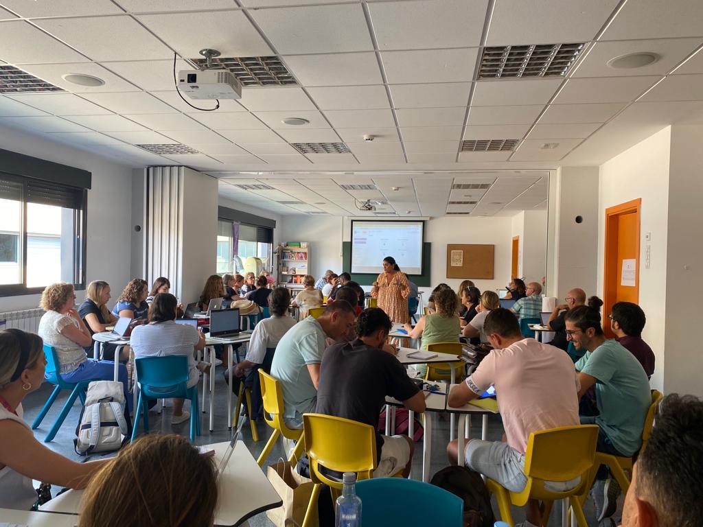 Comienza el tour de #formaciones para este curso escolar 23/24.
Nos estrenamos con el @colegiohelicony✌️
Nuestra consultora se ha desplazado para dar una formación sobre "#LOMLOE y situaciones de aprendizaje" para #Secundaria y #Bachillerato.
¡Os espera un gran año docentes!✌️