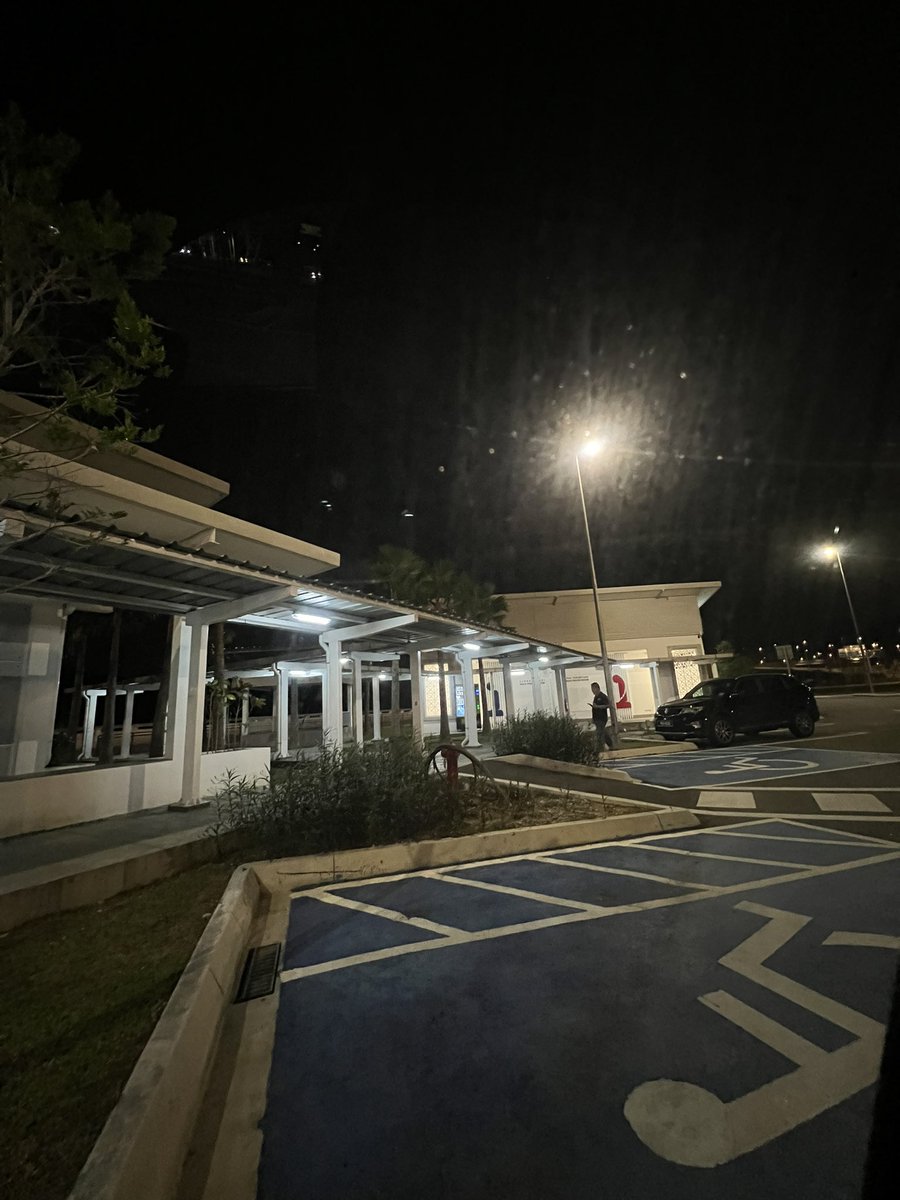 Aku ni ada habit yg kalau aku penat selepas seharian bakerja, aku suke stop jap dkt R&amp;R mana2 n just chill jap, pergi toilet n berhenti solat. Pastu rasa tenang je, betul la org ckp dunia ni hanya hentian. Di hentian ini, tertinggal dalam kesunyian, di hentian ini, bermacam