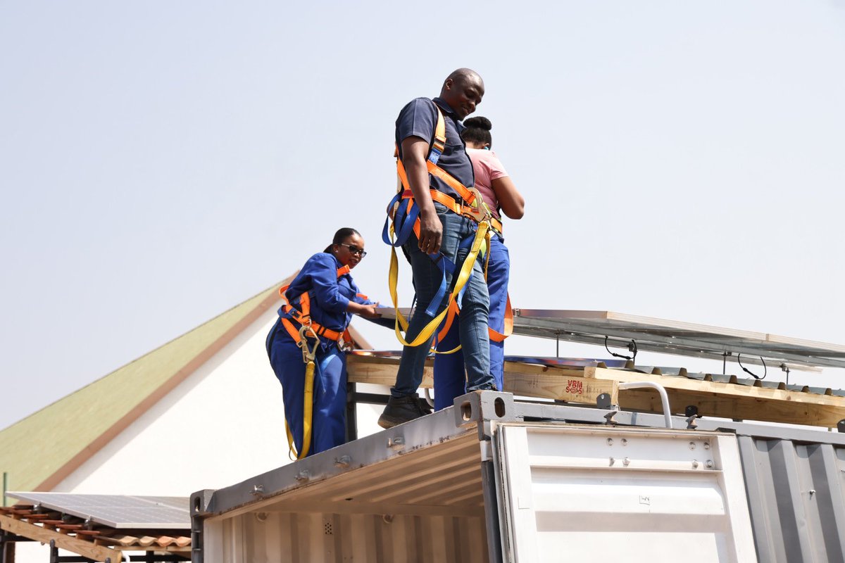 EducationGP1's tweet photo. [WATCH]: Basetsana Langa (21) is part of the first cohort of Solar Technician Programme candidates training at the Ekurhuleni Artisan &amp; Skills Training Centre in Kempton Park. She says she expects to gain valuable skills within the solar energy sector 👷🏽‍♀️🌞🔌 #NasiiSpani https://t.co/0vhl1gyiLD