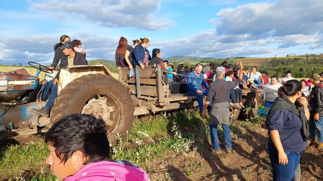DINAMICA101's tweet photo. PRESUNTOS ABIGEOS TRAS CRIMEN DE NIÑO.
Desgarradoras escena de dolor se vivieron ayer en el Asentamiento 7 de diciembre de Tava’i (Caazapá) donde un niño de 12 años fue asesinado de un escopetazo por 5 presuntos abigueos. https://t.co/bmBAAuNpbu