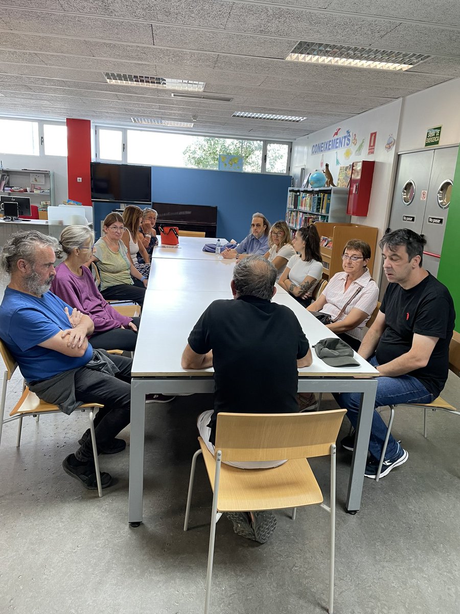 bibminasab's tweet image. Avui els pacients del #parcsalutmar #parcfòrum han començat amb moltes ganes i il•lusió l’activitat de “Lectures que ajuden”, 📚llegint i comentant part d’una de les obres de l’escriptor: Javier López González. I, de la mà d’ell mateix.