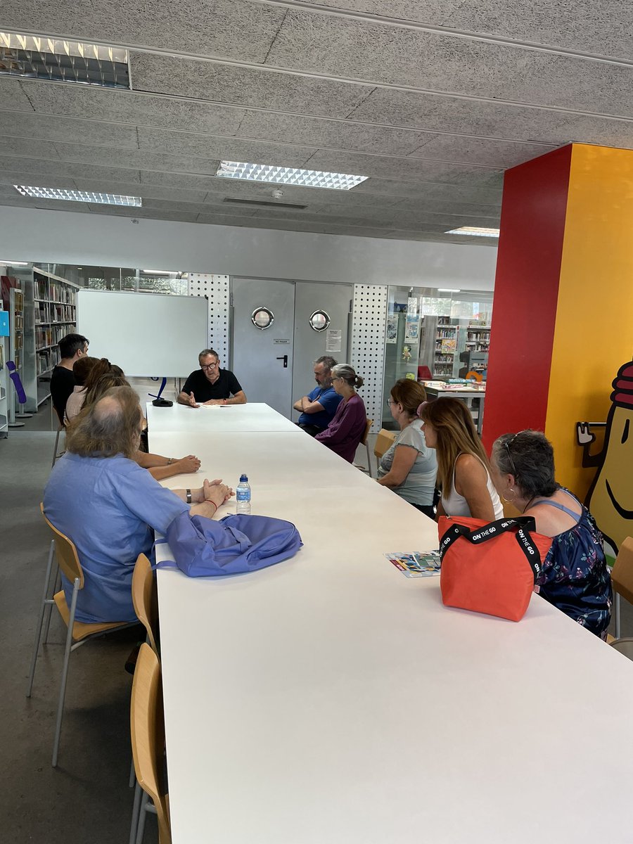 bibminasab's tweet image. Avui els pacients del #parcsalutmar #parcfòrum han començat amb moltes ganes i il•lusió l’activitat de “Lectures que ajuden”, 📚llegint i comentant part d’una de les obres de l’escriptor: Javier López González. I, de la mà d’ell mateix.
