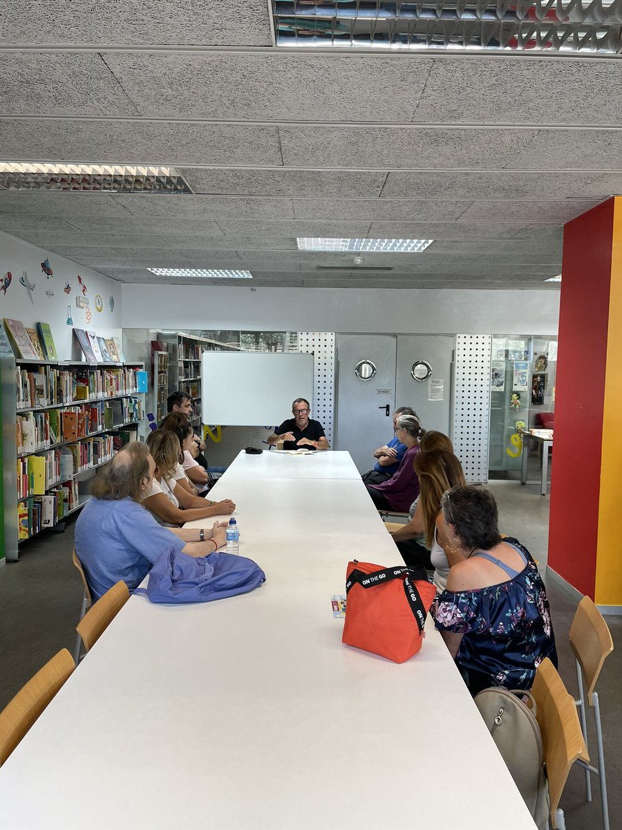 bibminasab's tweet image. Avui els pacients del #parcsalutmar #parcfòrum han començat amb moltes ganes i il•lusió l’activitat de “Lectures que ajuden”, 📚llegint i comentant part d’una de les obres de l’escriptor: Javier López González. I, de la mà d’ell mateix.
