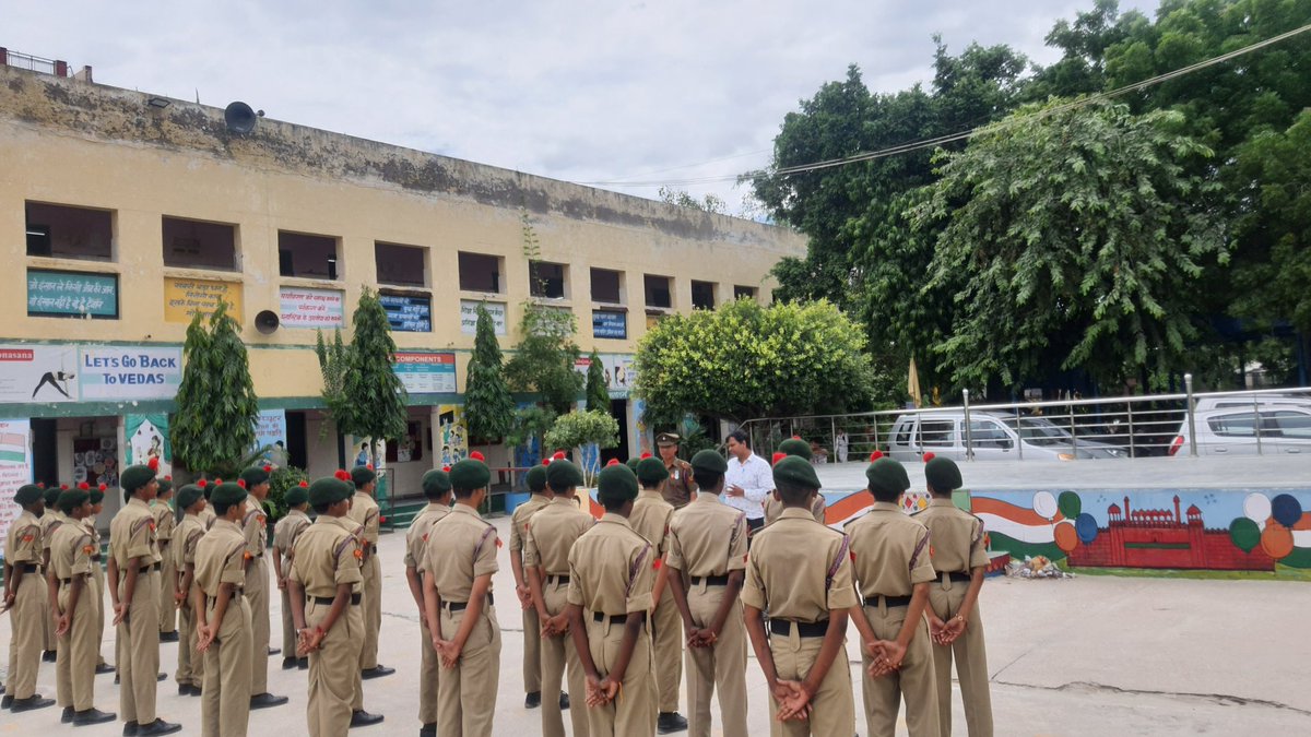 vazirsingh_DOE's tweet photo. #Principal of our #School #Gbsss no.2 Bindapur got #prestigious #State #award on #TeachersDay2023 . #NCC #cadets of school gave him guard of #honour on this #occasion today. #Congratulations Sir⚘️ https://t.co/47hxeY6kMR