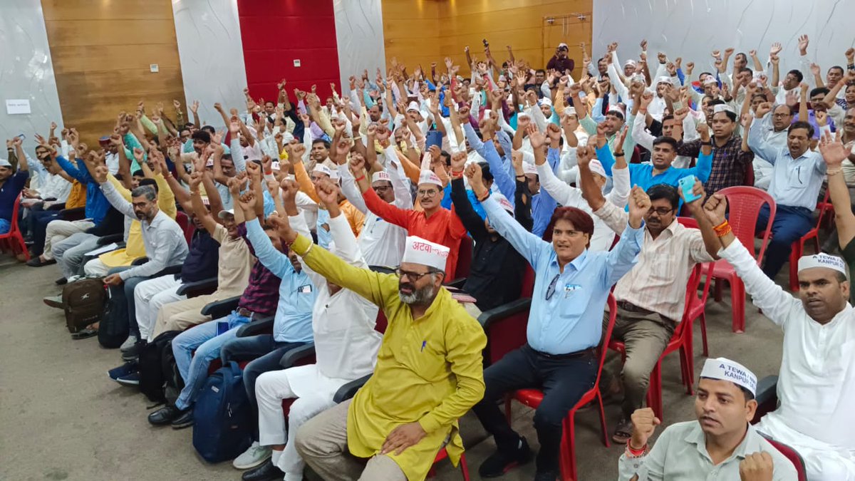 आज लखनऊ में #अटेवा के प्रदेश, मंडल पदाधिकारियो एवं जिला संयोजक,महामंत्री, कोषाध्यक्ष के साथ एक महत्वपूर्ण बैठक हुई। जिसमें संगठन की मजबूती और 1 #अक्टूबर की दिल्ली की महारैली के लिए समीक्षा की गई। साथ ही सभी को निर्देश दिया गया कि अपनी पूरी ताकत के साथ इस बार दिल्ली जरूर पहुंचे।