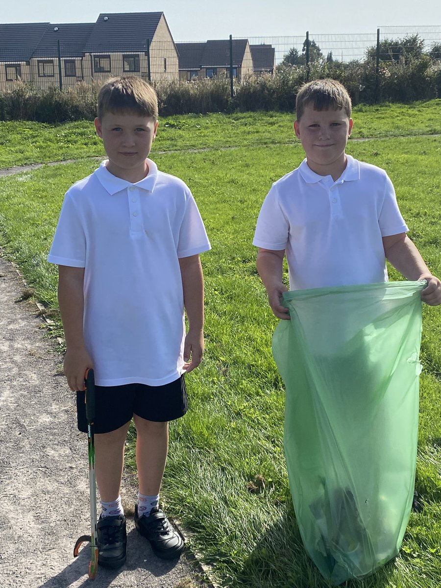 LightmoorGarden's tweet photo. As the new school year begins @LightmoorPri our Eco Club did a fantastic job of collecting litter in the school grounds - brilliant job team 👍 @KidsVplastic @BePlasticClever @EcoSchools @theecoawards @KeepBritainTidy @BVT_Lightmoor #communitiesworkingtogether https://t.co/ScpddaRDtE
