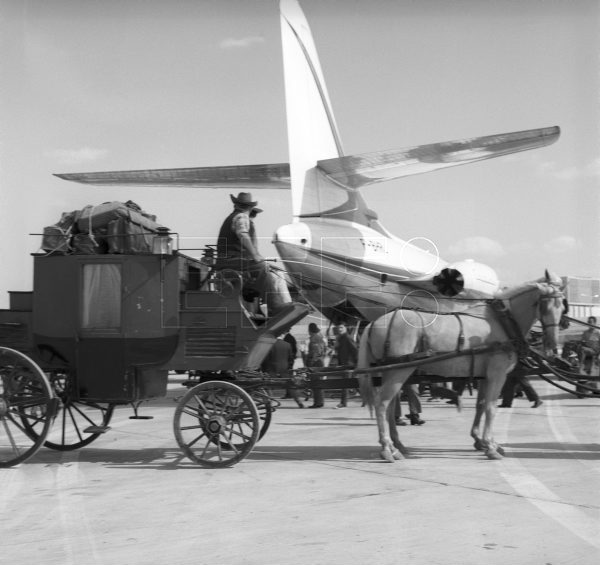 Una antigua diligencia del oeste esperaba en el aeropuerto de Barajas, #Madrid, a la actriz alemana Juny Brunell, quien llegó para rodar la película del director Leon Klimovsky 'Fuera de la ley', en septiembre de 1963. #EFEfototeca