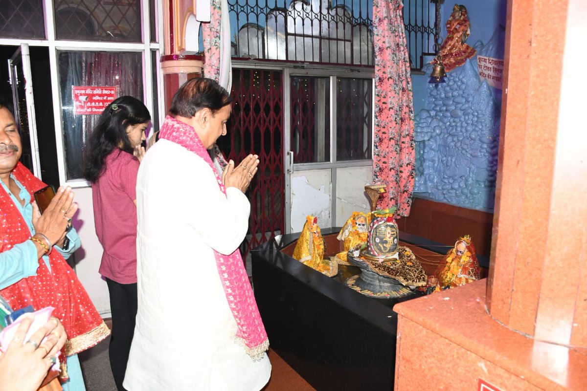 dr_maheshsharma's tweet photo. 'ॐ नमो भगवते वासुदेवाय'

नोएडा के सेक्टर-20 स्थित हनुमान मंदिर में आयोजित श्रीमद भागवत कथा कार्यक्रम में सम्मिलित होकर समूचे विश्व के पालनकर्ता भगवान श्री हरि विष्णु का आशीर्वाद लिया तथा सभी के उन्नति एवं समृद्धि की कामना की। https://t.co/oZNrBYuLsc