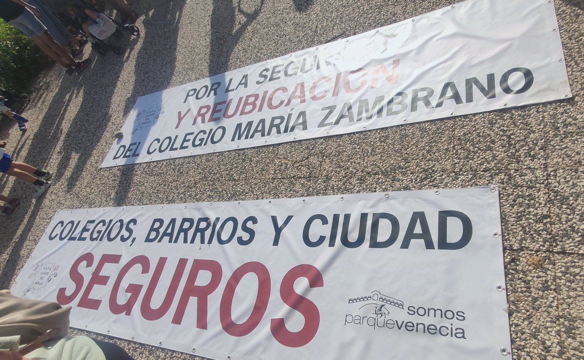 chunta's tweet photo. 🗣️ "Por la seguridad y reubicación del colegio María Zambrano en Parque Venecia".  #Zaragoza

👉 @chuaquinbernal y Julia Cortés @aragonesista , apoyando la reivindicación vecinal.

🗣️ "Colegios, barrios y ciudad, Seguros". https://t.co/C9cJR1Wjlb