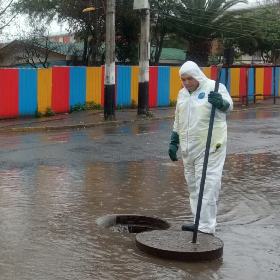 SMAPA_MAIPU's tweet photo. 🌧️En jornada de lluvia nuestra Unidad de Alcantarillado ejecutan labores de mantención y limpieza, y desobstrucción de colectores por saturación de agua. Recuerda prevenir riesgos y no levantar las tapas de alcantarillado. Ante cualquier emergencia comunícate al 6001004000. https://t.co/S98tqTyFze
