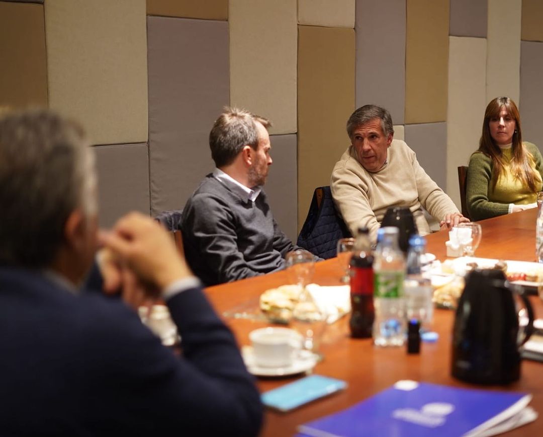 Alfredo Cornejo, actual Senador Nacional y candidato a gobernador por el espacio político Cambia Mendoza, estuvo reunido junto al Comité de AEHGA.

Se debatieron ideas y se escucharon las propuestas para el sector.

#AEHGA #Mendoza
