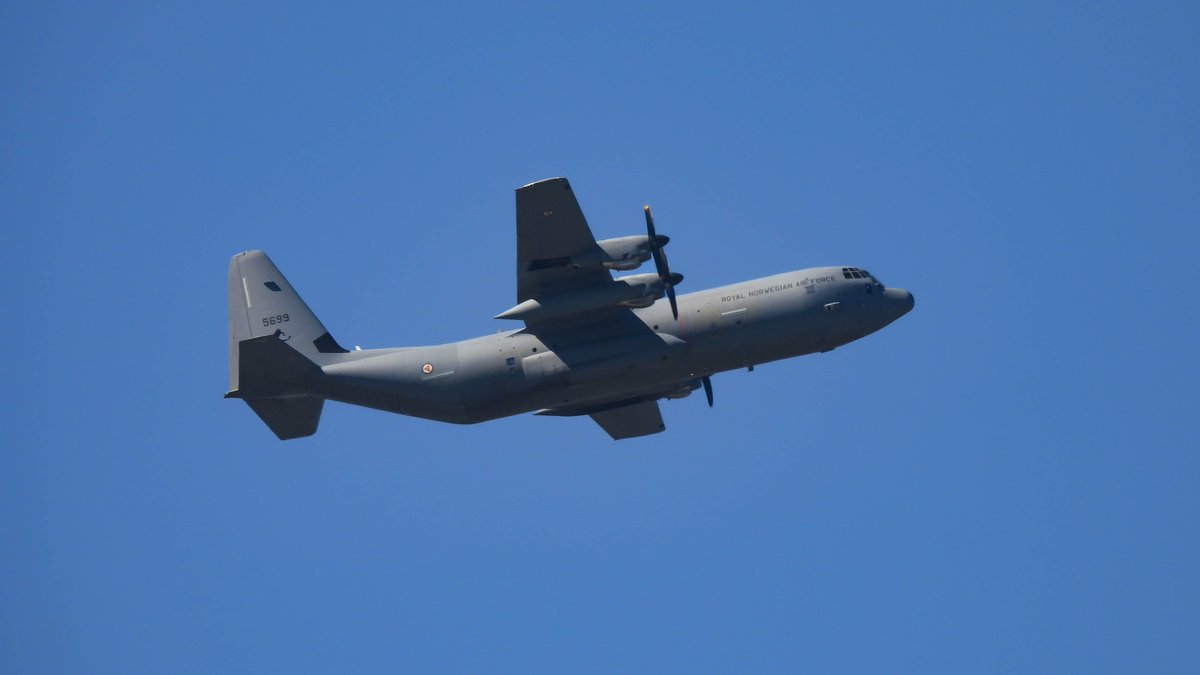 EHEH_Spotter's tweet photo. 🇳🇴 Royal Norwegian Air Force Lockheed C-130J-30 Hercules 5699 as flight #NOW335M 

Rzeszów --> Eindhoven
Eindhoven --> Stavanger

#NLspot #garden https://t.co/R93Gu4vvbc