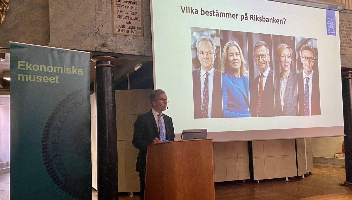 ”Nu sitter vi på Riksbanken och analyserar all inkommande data för att se vilket beslut vi behöver fatta på mötet om två veckor.” Riksbankschef Erik Thedéen föreläser för en intresserad allmänhet på <a href="/ekonomiska/">Ekonomiska museet</a>. #Riksbanken #Ränta #Inflation
