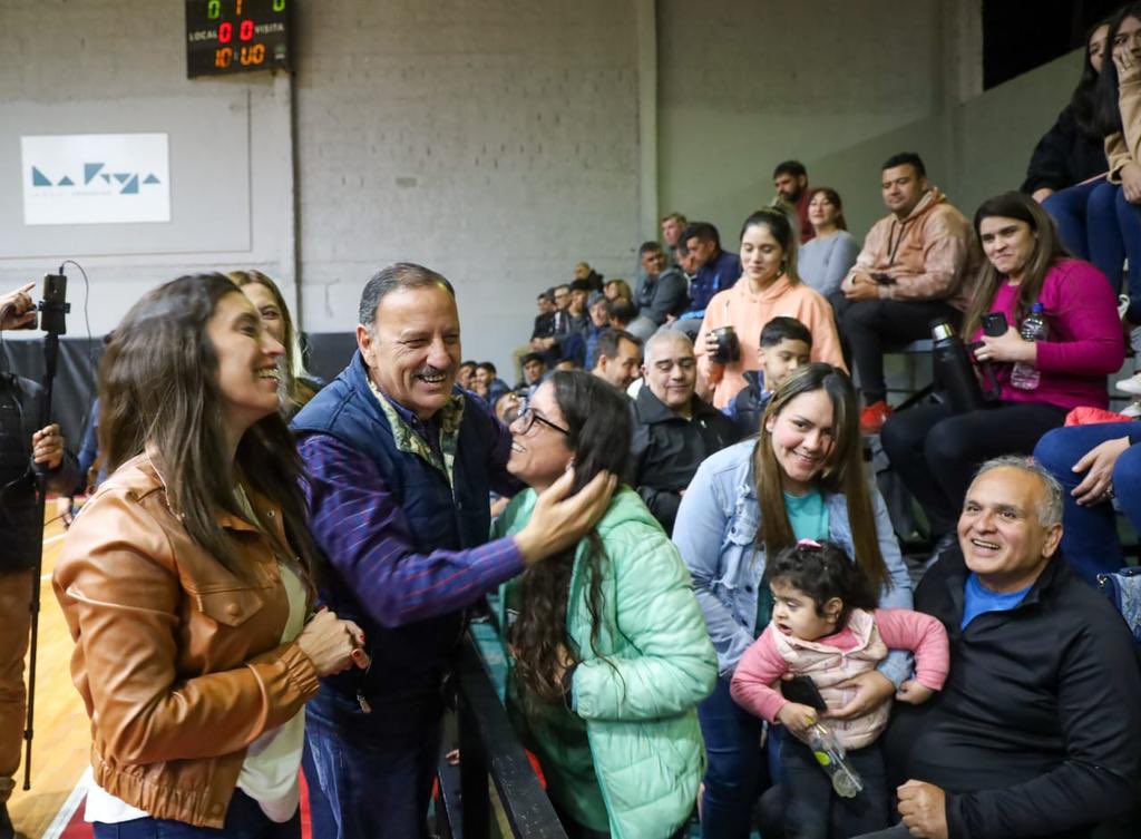 <a href="/QuintelaRicardo/">Ricardo Quintela</a> junto a <a href="/JuanLunaCorzo/">Juan Luna Corzo</a> Inauguraron las obras de refacción en el Club Social y Deportivo Facundo, un espacio del que disfrutan grande y chicos. 

La federación de básquet riojana agradece al gobernador por este aporte al básquet riojano⛹️