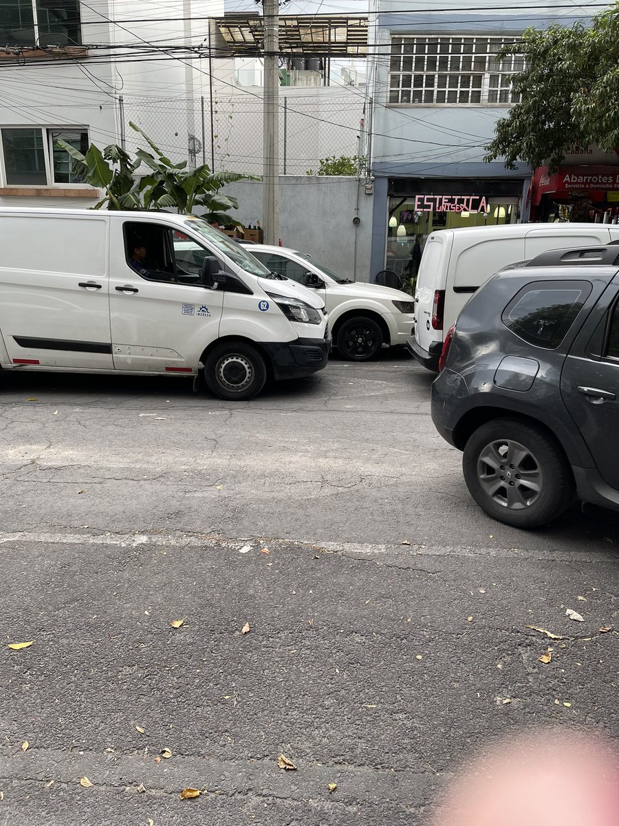 TaTiKto's tweet photo. @AccionesBJ buenas tardes. Pueden mandar policías a Carrillo Puerto esquina con eje 8. Invariablemente toman la calle en doble fila y afectan mucho la circulación enfrente de la tienda se estacionan su proveedores clientes. Etc. https://t.co/HX7HpPqMsw
