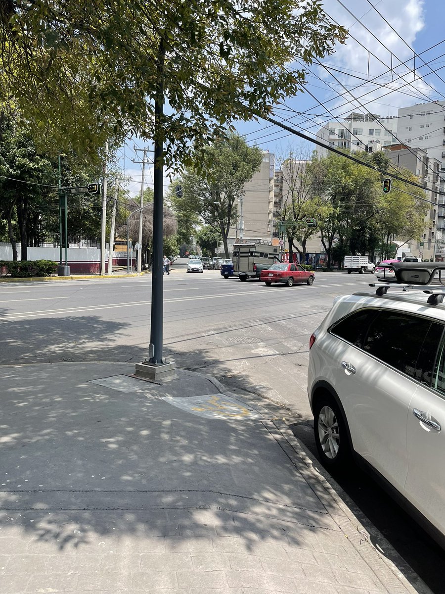 TaTiKto's tweet photo. @AccionesBJ buenas tardes. Pueden mandar policías a Carrillo Puerto esquina con eje 8. Invariablemente toman la calle en doble fila y afectan mucho la circulación enfrente de la tienda se estacionan su proveedores clientes. Etc. https://t.co/HX7HpPqMsw
