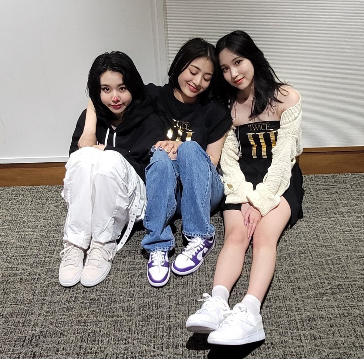 nonapaper's tweet photo. Cowoknya konser ditungguin ceweknya di belakang panggung
#indiries #mingmin #jikyeom #ogyeong #chaeeisa https://t.co/lp0npdhyhW