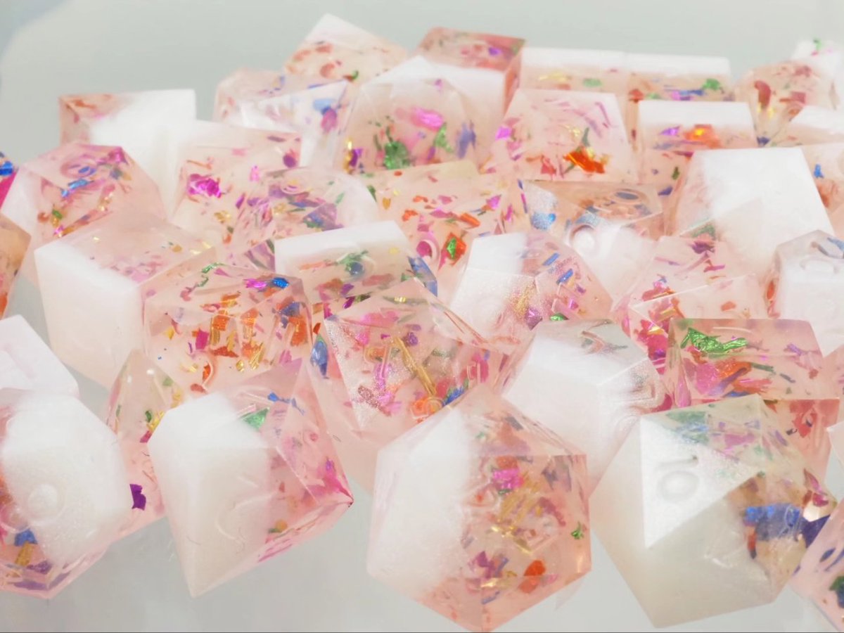 CatInTheDiceBag's tweet image. These super colorful #dice are the "#Sorcerer" dice. They are inspired by #wildmagic, you never know what you get when casting a spell... but I guess thats what the fun is about.
(WIP)(Ad)
#dnd #dnd5e #epoxy #resin #rpg #ttrpg #pnp #pnpde #würfel #chaos