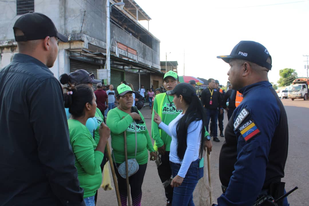 mirabal_yamilet's tweet photo. #Miercoles/ Iniciamos nuevamente el reordenamiento el Corredor Vial de la Avenida Orinoco de Puerto Ayacucho, esto con el objetivo de garantizar el libre tránsito y mantenimiento de esta principal avenida de nuestra Capital
#PorElAturesQueTodosQueremos https://t.co/DL4Qb1MteP