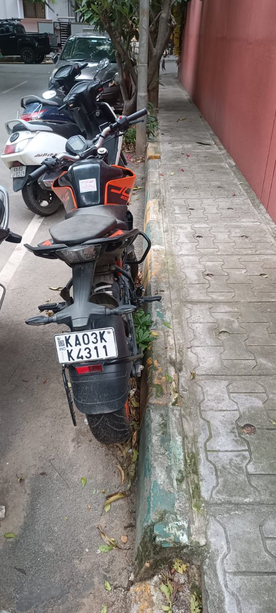 radha_krish's tweet photo. Abandoned motorcycle in Defence Colony, Indiranagar, Bangalore. it’s been sitting here for months. Can it be towed away? @BbmpchdTeam @PoliceBangalore @DCPTrEastBCP @BbmpEast @DEOBBMP https://t.co/kD3pFTZErH