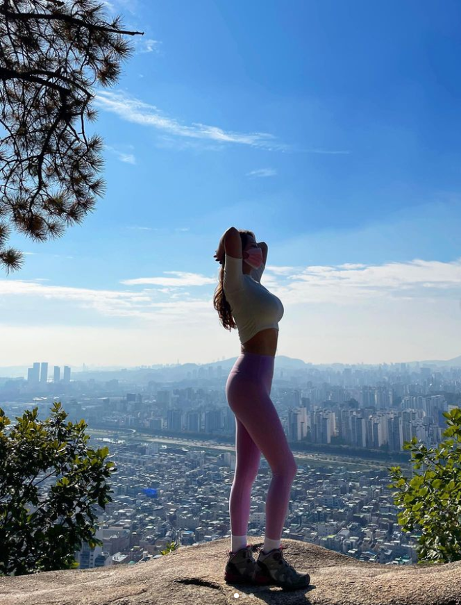 postal_45's tweet photo. Look far away and enjoy the beautiful scenery; let your mood become calm and not in a hurry; take care of your body, remember to add clothes when it's cold; quietly collect your greetings, and your friend's affection warms your heart.
#Blue sky and white clouds
#Beauty
#Mansion https://t.co/q6Ssw2rb5G