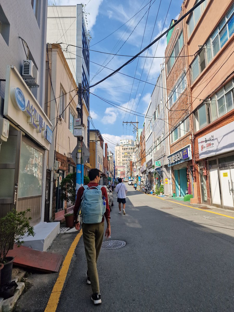 Ygorla's tweet photo. @JaimeGarziaI ¿Estamos 'enmayaos'? Bastante, por lo que es la hora perfecta para ir a comer al barrio chino, que #NaverMap me ha dado el soplo de un lugar donde ponen unos mandu deliciosos.
Este es el precioso camino que recorremos famélicos a las 13,30h 🤣
#MagaZinemaEnCorea https://t.co/QzIIWnAiQ9