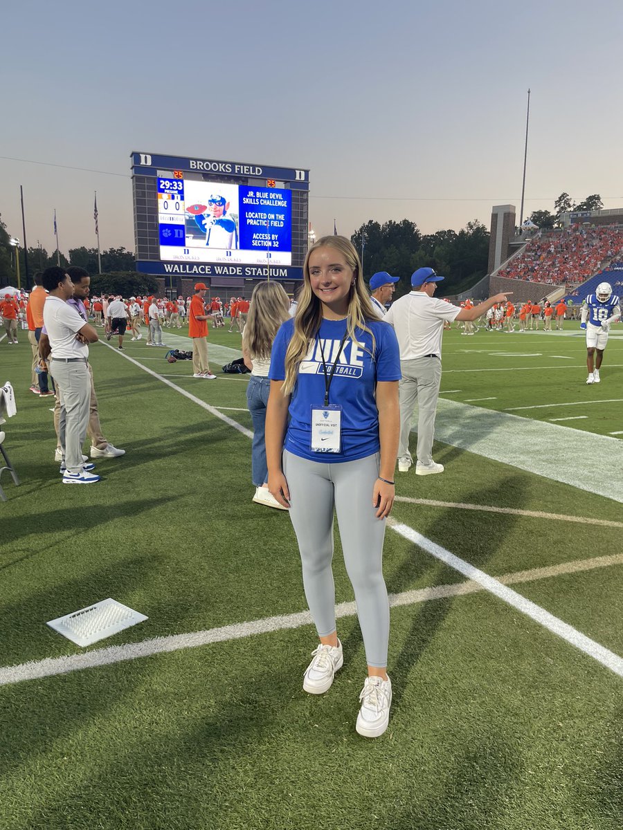 ToberHannah's tweet photo. Thank you so much @DukeSOFTBALL for an awesome visit! I had such a great time seeing the amazing facilities and what a great football game to watch! Go Blue Devils! 😈 @DukeCoachYoung @oliviaadyan @Taylor_Wike_ https://t.co/BcUwkEvtyZ