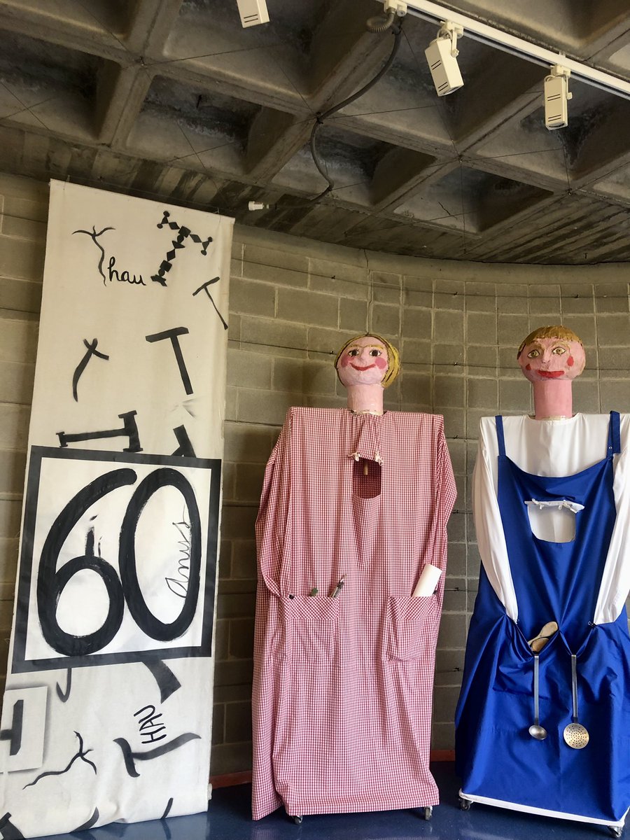 thaubarcelona's tweet image. Avui primer dia de curs, ens hem trobat a l’amfiteatre tot el personal de l’escola i l’alumnat de #I5thaubcn fins a #4tESOthaubcn en un acte de benvinguda.  També hem donat el tret de sortida a la celebració dels 60 anys de la nostra escola! #curs2324