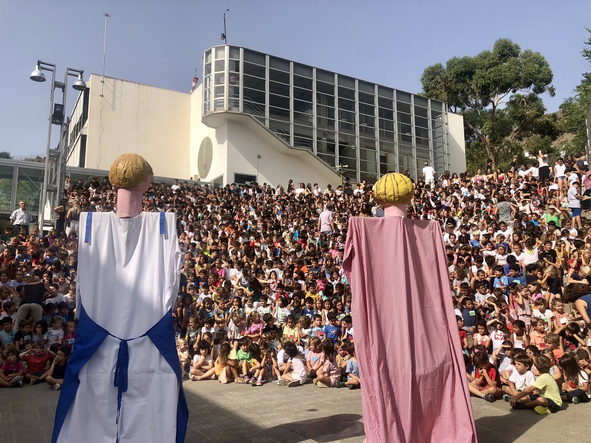 thaubarcelona's tweet image. Avui primer dia de curs, ens hem trobat a l’amfiteatre tot el personal de l’escola i l’alumnat de #I5thaubcn fins a #4tESOthaubcn en un acte de benvinguda.  També hem donat el tret de sortida a la celebració dels 60 anys de la nostra escola! #curs2324