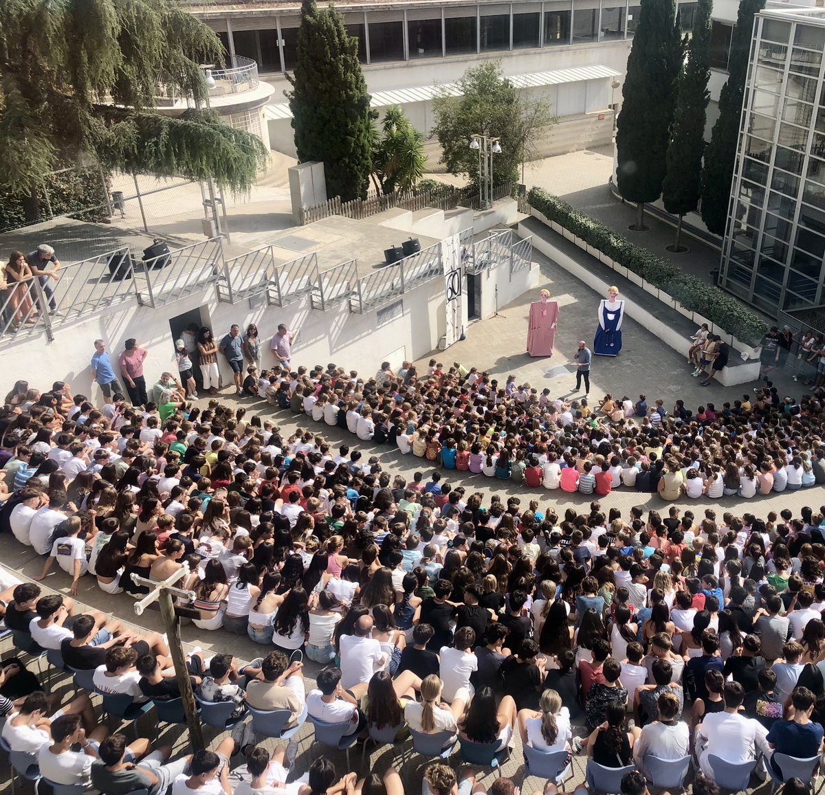 thaubarcelona's tweet image. Avui primer dia de curs, ens hem trobat a l’amfiteatre tot el personal de l’escola i l’alumnat de #I5thaubcn fins a #4tESOthaubcn en un acte de benvinguda.  També hem donat el tret de sortida a la celebració dels 60 anys de la nostra escola! #curs2324