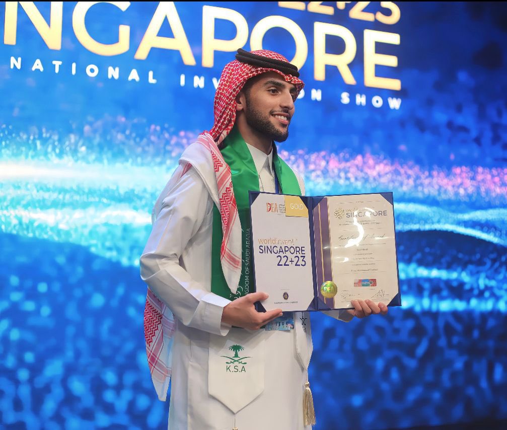سعوديون يا فخر العالم 🇸🇦

الطالب ريان محمد البسامي من كلية الطب بـ #جامعة_الملك_خالد يتألق ويحصد الميدالية الذهبية 🥇 وجائزة أفضل اختراع مستدام في #Worldinvent2023. 

عن مشروعه السرير الطبي الذكي، يرفع كفاءة قسم الطوارئ ويساعد في مراقبة حالة المريض ويتفاعل معها مباشرة بعد السماح