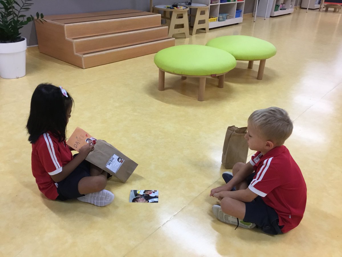 ClareHibbard's tweet image. Getting to know each other inKG2CH. Building our classroom community with our All About Me bags ⁦@DAAElementary⁩