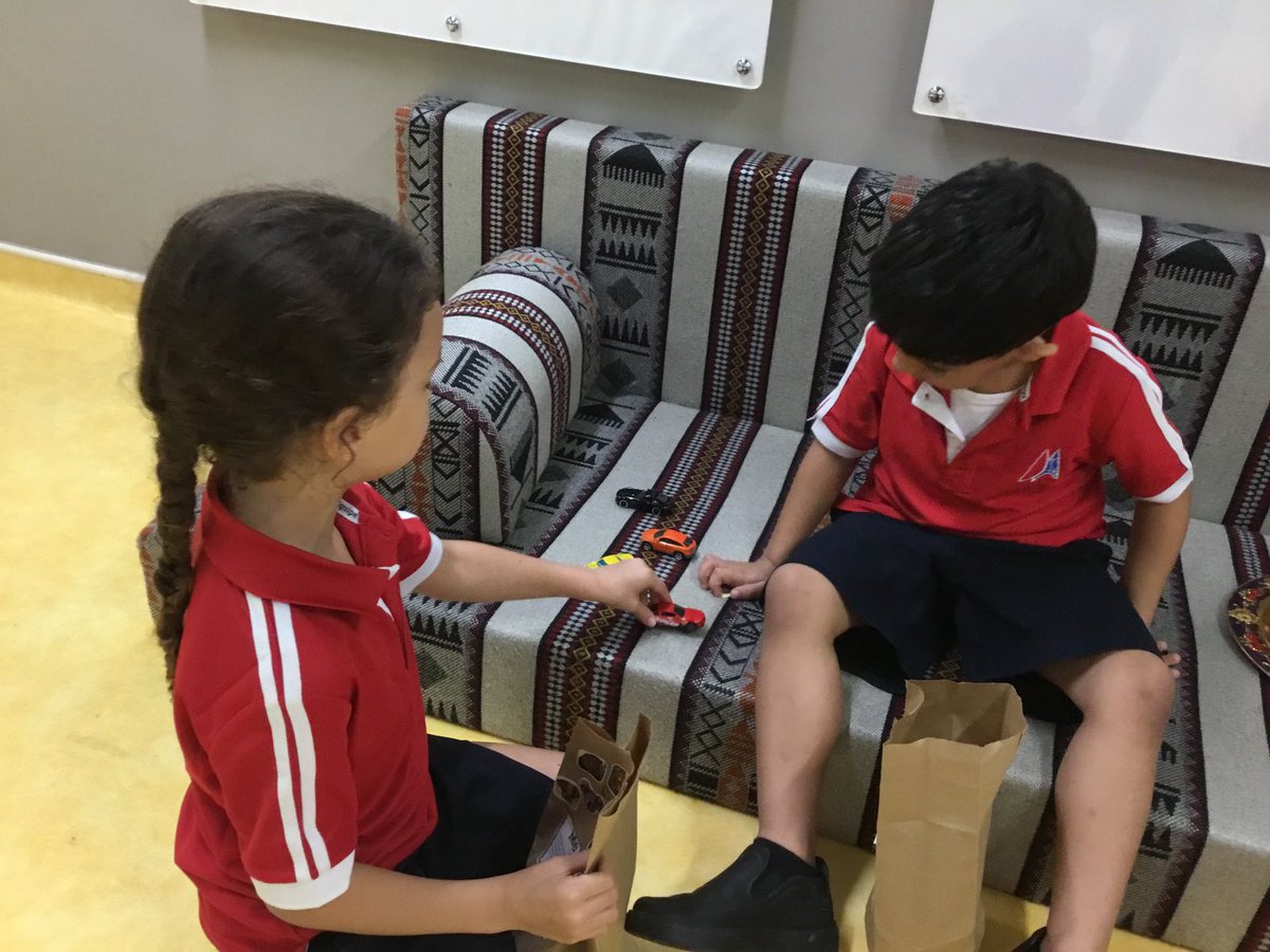 ClareHibbard's tweet image. Getting to know each other inKG2CH. Building our classroom community with our All About Me bags ⁦@DAAElementary⁩