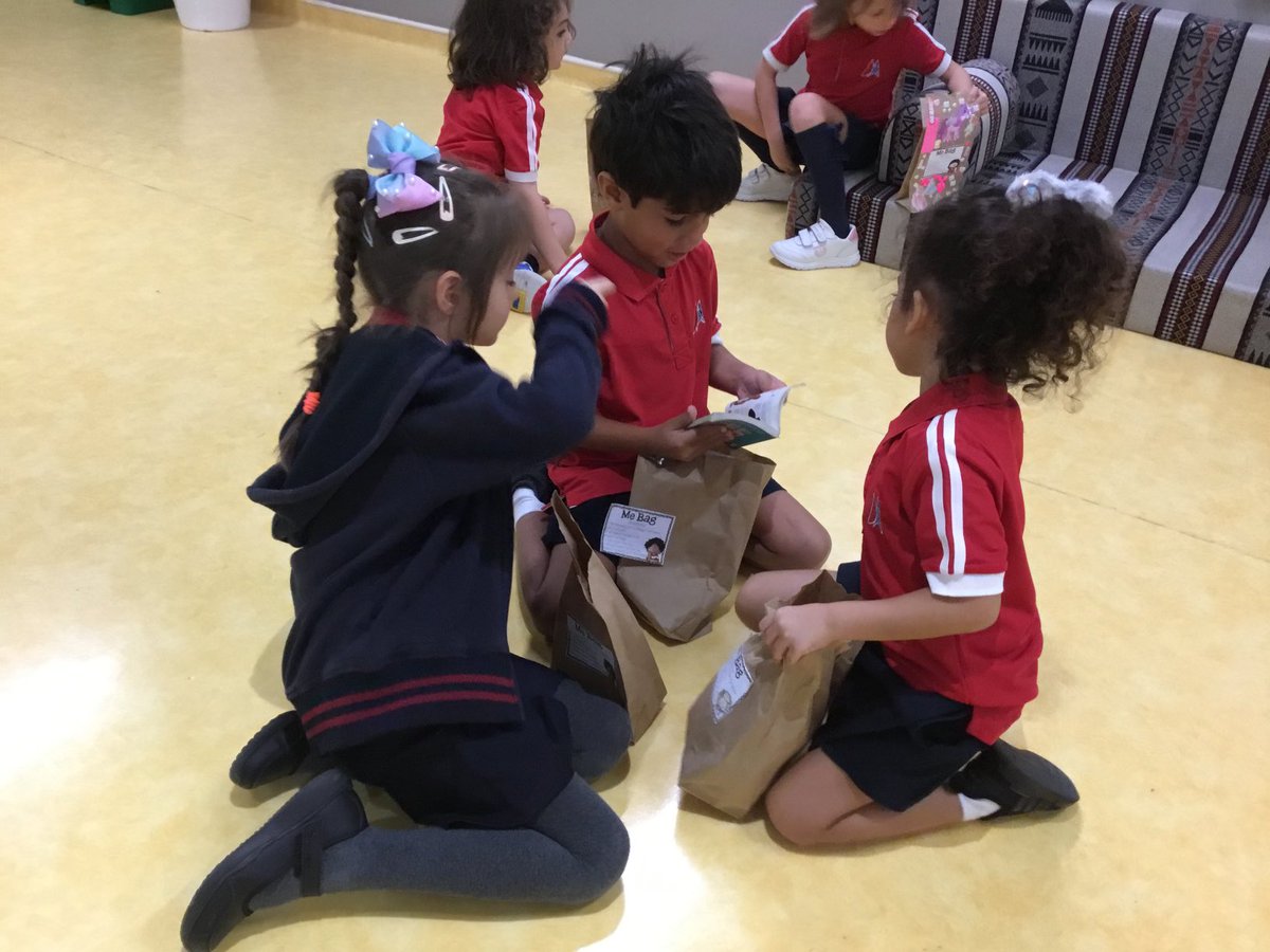 ClareHibbard's tweet image. Getting to know each other inKG2CH. Building our classroom community with our All About Me bags ⁦@DAAElementary⁩