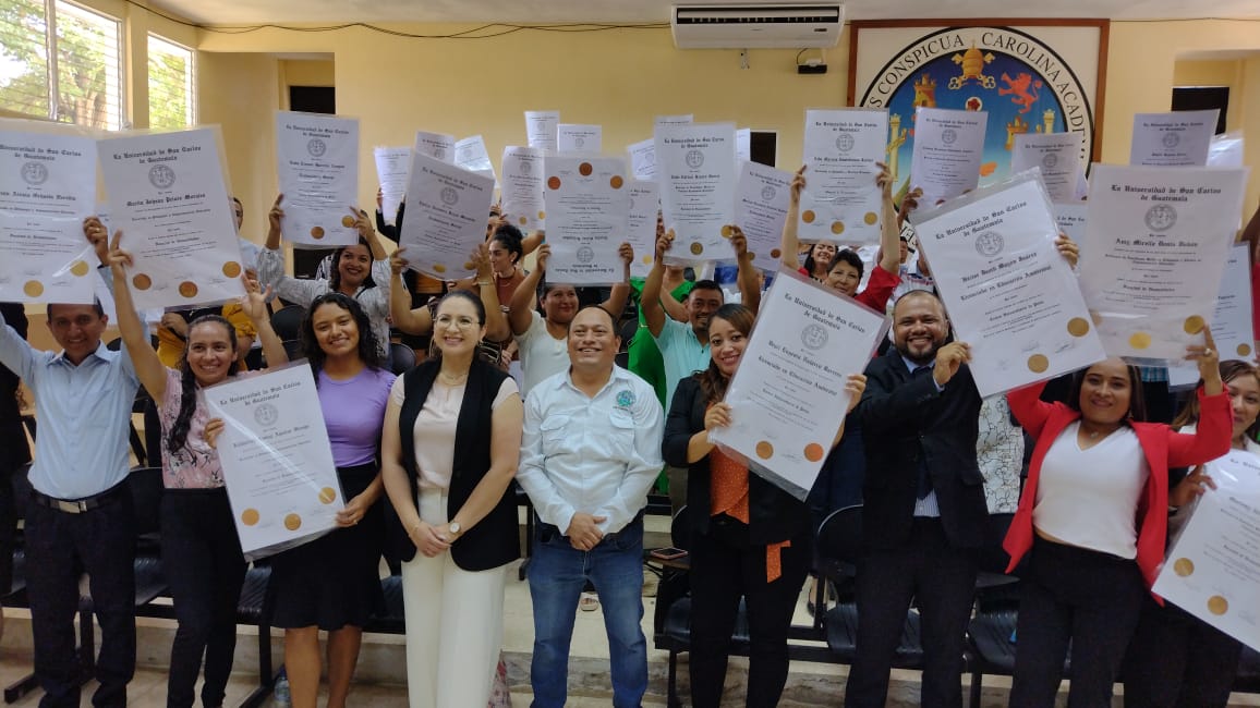 USAC_oficial's tweet photo. En la actividad estuvo presente el Director del recinto educativo, Ing. Henry Vásquez y la M.A Ana Lucia Estrada , Secretaria Académica de la Facultad de Humanidades quienes  compartieron con los nuevos profesionales.
"Juntos hacemos la universidad"
#Usac #CUDEP #SoyUsac https://t.co/XLqC5P8rYe