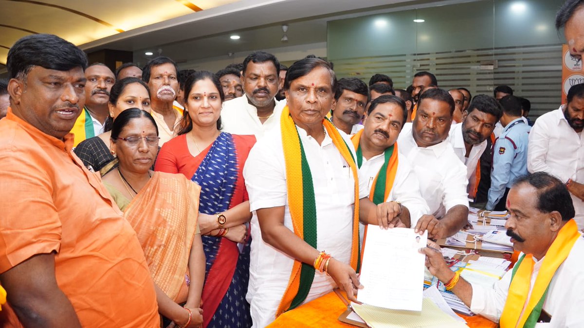 bhaskarreddynzb's tweet photo. ఈ రోజు నాంపల్లి బీజేపీ రాష్ట్ర కార్యాలయం లో, బీజేపీ నిజామాబాద్ అర్బన్ MLA అభ్యర్తి గా దరఖాస్తు ఇవ్వడానికి నిజామాబాద్ మున్సిపల్ కార్పొరేటర్లు,బీజేపీ నాయకులతో కలిసి భారీ ర్యాలీ తో వెళ్లిన దన్ పాల్ సూర్యనారా���ణ.
#teamdsn
#UpcomingMLA
@Arvindharmapuri @BJP4Telangana @dhanpalsuranna1 https://t.co/1GxdYMSsSN