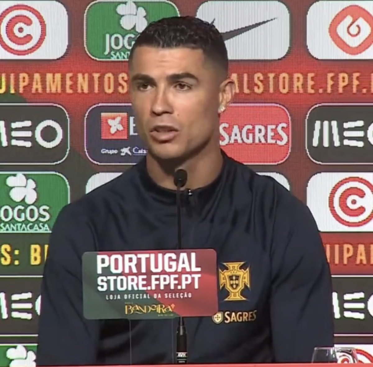 futebol_info's tweet photo. Cristiano Ronaldo, sobre a rivalidade com Messi:

"A rivalidade já acabou. Foi uma rivalidade boa, as pessoas gostavam bastante. Mas quem gosta do Cristiano, não tem que odiar o Messi, e quem gosta do Messi, não tem que odiar o Cristiano. Os dois são muito bons, mudaram a história do futebol e continuam mudando, e são respeitados no mundo todo. O legado continua, mas a rivalidade não. Dividimos o palco durante 15 anos e, não digo que somos amigos porque nunca jantei com ele (risos), mas somos colegas de profissão e nos respeitamos muito."

📸 Reprodução